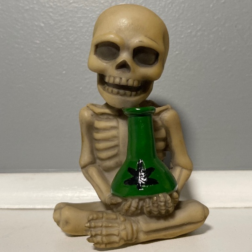 Skull statue with “vase”